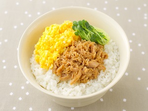 レンジツナフレークとレンジ炒り卵の三色丼