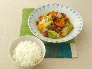 白菜とコンビーフのソース焼き