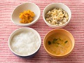 かゆまたは軟飯、牛肉の卵とじ、手づかみかぼちゃ、大根のすまし汁