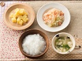 かゆまたは軟飯、ベビーちゃんちゃん焼き、手づかみさつまいも、豆腐と小松菜のすまし汁