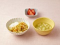 かゆまたは軟飯、卵と野菜のうま煮、豆腐とキャベツの清汁、いちご