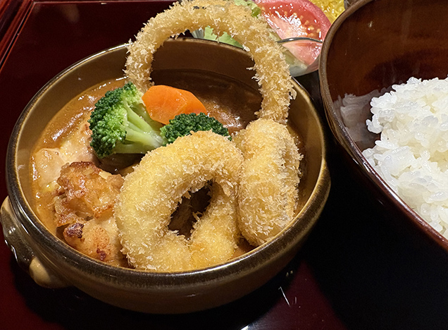 夏越バターチキンカレー～カニコロリング、オニオンリング添え～